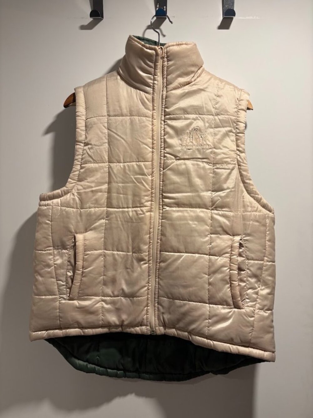 Reversable Jackfield Puffer Vest - Picture 2 of 3
